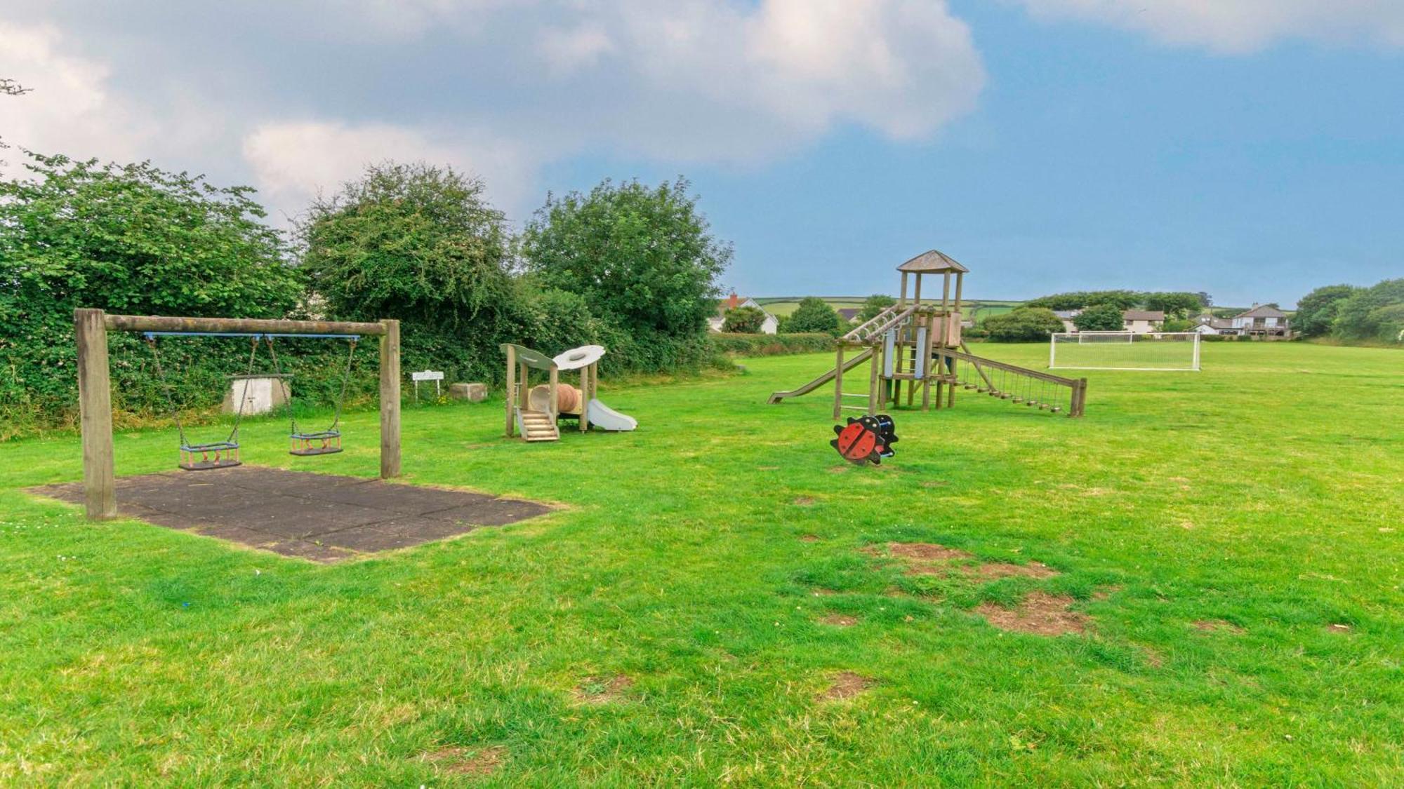 Bag-End House: Spacious Retreat with Balcony Views and Recreation Options Croyde Exterior photo